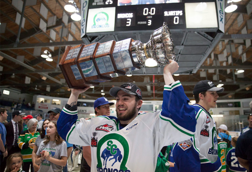 Kole Gable hoists the WHL's Ed Chynoweth Cup over his head after helping the Swift Current Broncos win the 2018 championship. The Fort McMurray product is joining the Griffins men's hockey team next season. (Robert Murray, WHL photo).