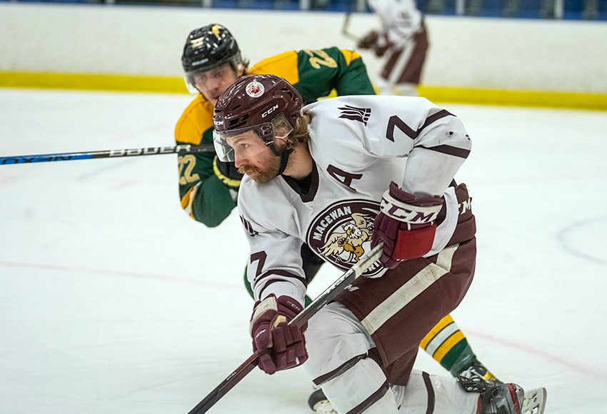 Sean Comrie carries the puck out of his own end on Saturday night (Matt Degenhardt / U of R Athletics).