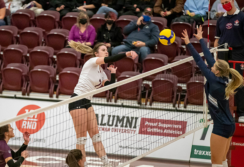 Rachel Perry played well for the Griffins in her first Canada West start on Friday (Eduardo Perez photo).