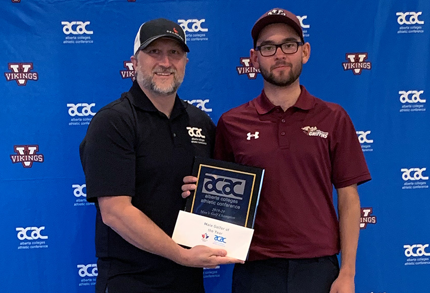 Justin Berget, right, accepts the ACAC male golfer of the year award from ACAC president Bob Murray on Sunday (Cheryl Feth, UAlberta-Augustana photo).