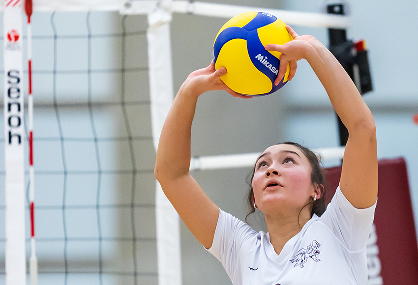 Payton Shimoda produced 53 assists in a pair of matches against Alberta - her first full-time action as a setter in U SPORTS (Robert Antoniuk photo).