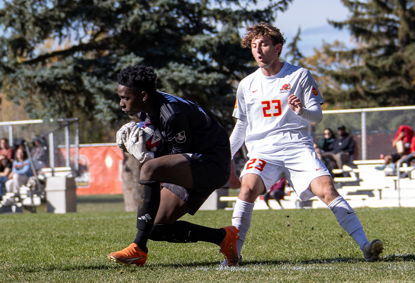 David Sithole scoops up the ball under pressure from Calgary's Owen Antoniuk on Saturday. He made eight saves, but the Griffins fell 5-1 (Chris Lindsey photo).