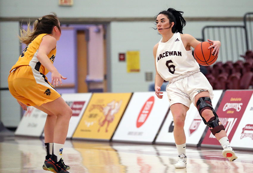 Drew Knox looks for an opening in the Manitoba defence on Jan. 3 at the David Atkinson Gym. It was her first action in nearly three years after transferring from Mount Royal University and recovering from injuries (Eduardo Perez photo).